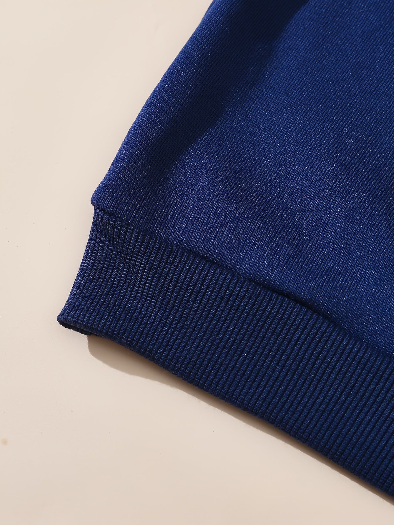 Mørkeblå pullover med New York-tekst, krave og knapper