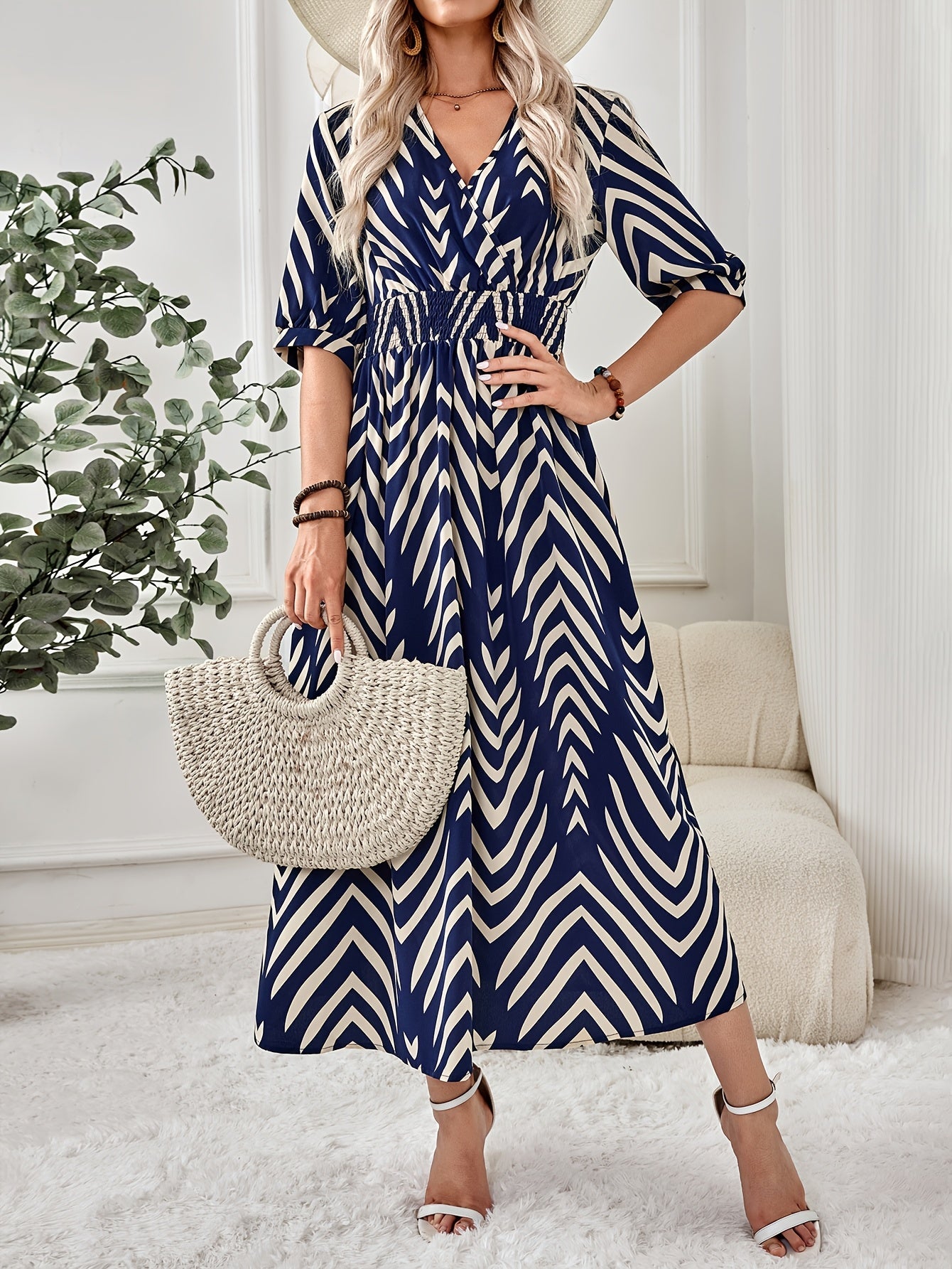 Dame maxikjole med chevronmønster og slå-om-look – Elegant fritids- og sommerstil