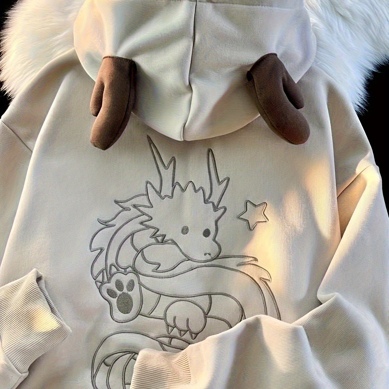 Uniseks hoodie met ritssluiting en capuchon, drakenborduursel en rendiergeweiën