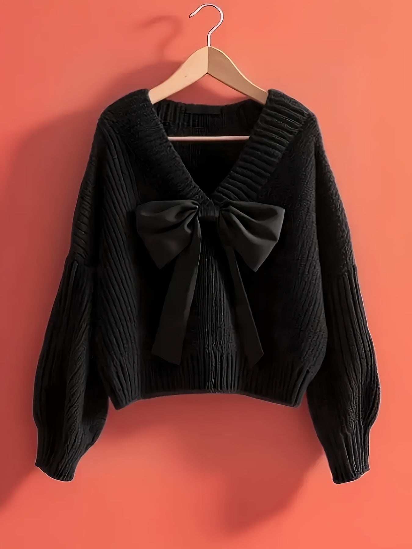 Pullover da donna in maglia grossa con scollo a V e grande fiocco