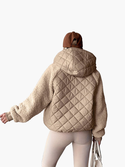 Damernas vadderade jacka med huva och teddyärmar – Moderiktig fritidslook för höst och vinter