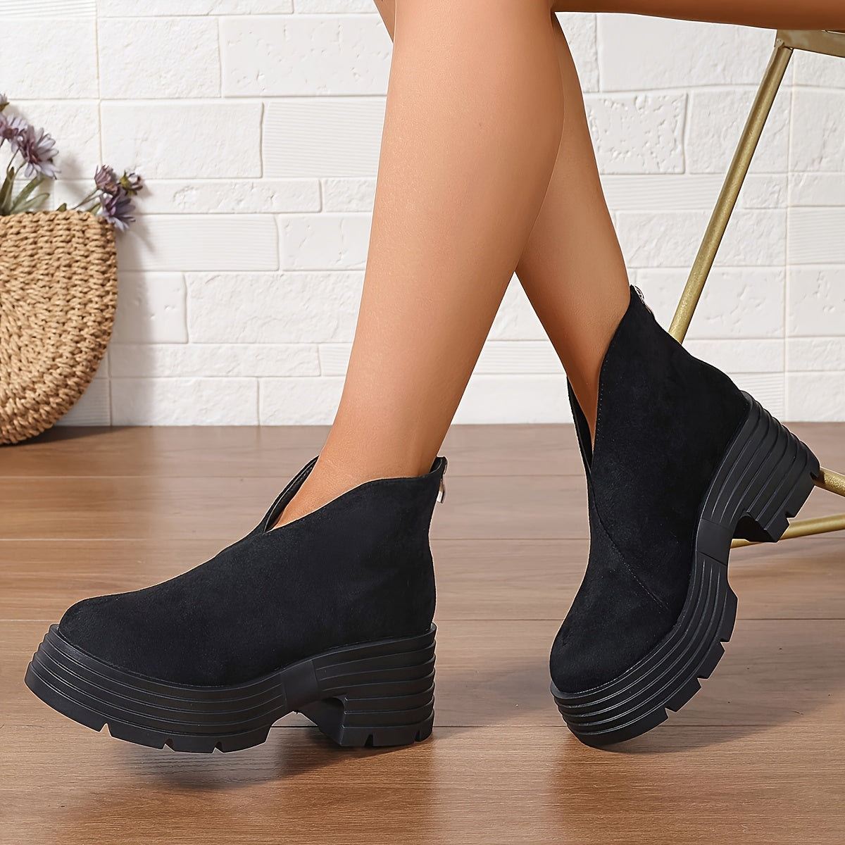Damen Plateaustiefel mit V-Ausschnitt, robuster Sohle und Reißverschluss hinten