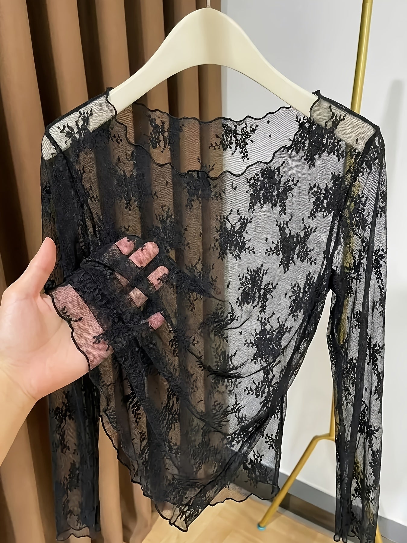 Dame langermet skjorte med blomsterbroderi og transparent design – Elegant overdel for stilfulle antrekk