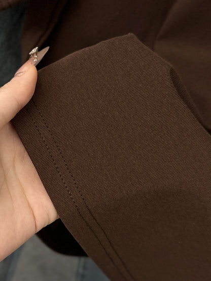 Dam-pyjamaset kortärmad t-shirt och rutiga byxor – bekväm sovdräkt i casualstil