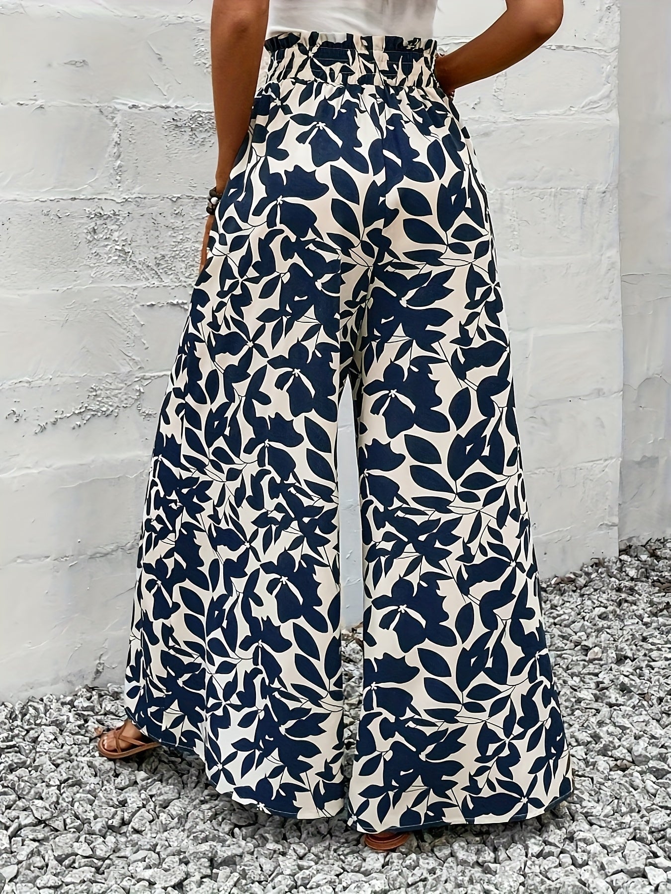 Damskie szerokie spodnie paperbag z botanicznym nadrukiem – elegancki styl boho na co dzień i na wakacje