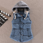 Getailleerde gewatteerde bodywarmer voor dames met capuchon en drukknoopsluiting