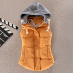 Getailleerde gewatteerde bodywarmer voor dames met capuchon en drukknoopsluiting