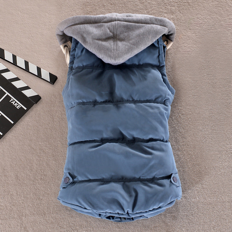 Getailleerde gewatteerde bodywarmer voor dames met capuchon en drukknoopsluiting