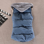 Getailleerde gewatteerde bodywarmer voor dames met capuchon en drukknoopsluiting