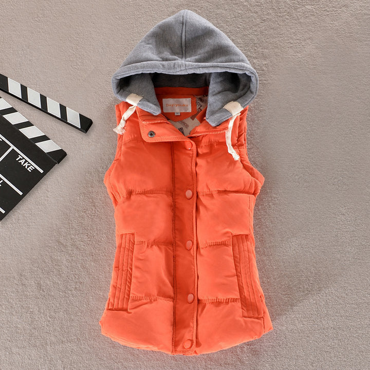 Getailleerde gewatteerde bodywarmer voor dames met capuchon en drukknoopsluiting