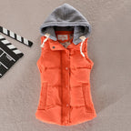 Getailleerde gewatteerde bodywarmer voor dames met capuchon en drukknoopsluiting