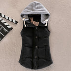Getailleerde gewatteerde bodywarmer voor dames met capuchon en drukknoopsluiting