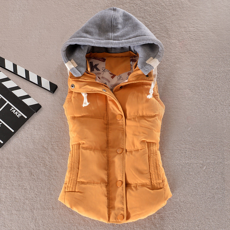 Getailleerde gewatteerde bodywarmer voor dames met capuchon en drukknoopsluiting