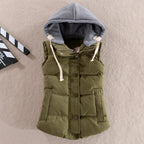 Getailleerde gewatteerde bodywarmer voor dames met capuchon en drukknoopsluiting