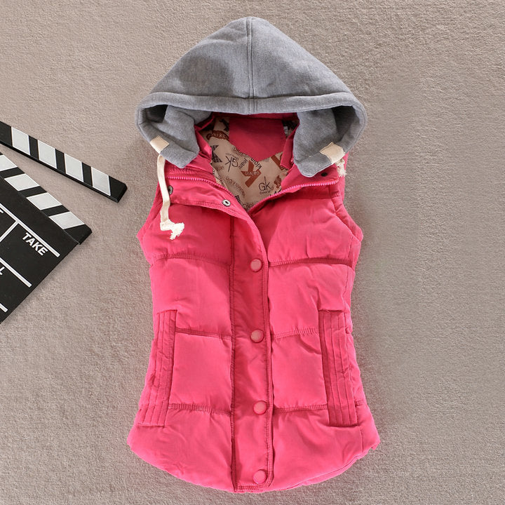 Getailleerde gewatteerde bodywarmer voor dames met capuchon en drukknoopsluiting