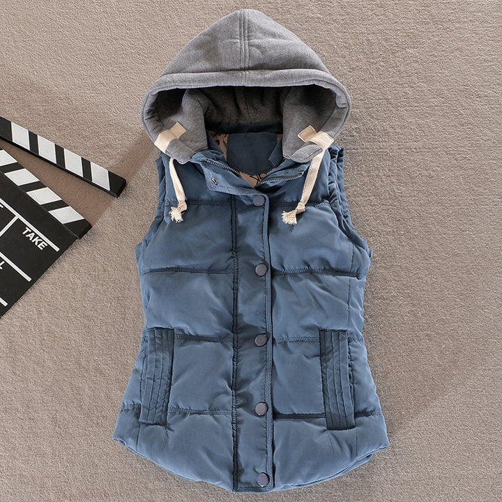 Getailleerde gewatteerde bodywarmer voor dames met capuchon en drukknoopsluiting