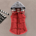 Getailleerde gewatteerde bodywarmer voor dames met capuchon en drukknoopsluiting