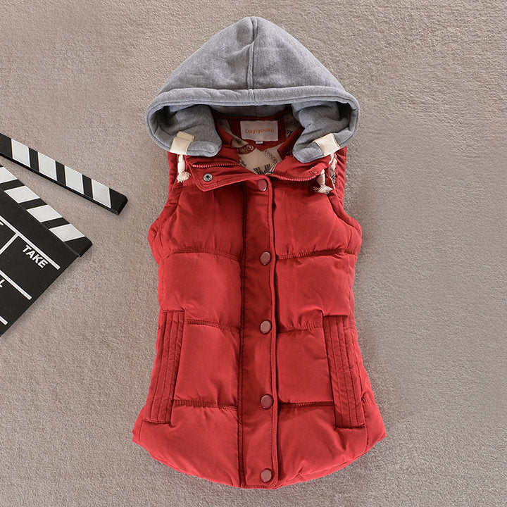 Getailleerde gewatteerde bodywarmer voor dames met capuchon en drukknoopsluiting
