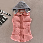 Getailleerde gewatteerde bodywarmer voor dames met capuchon en drukknoopsluiting