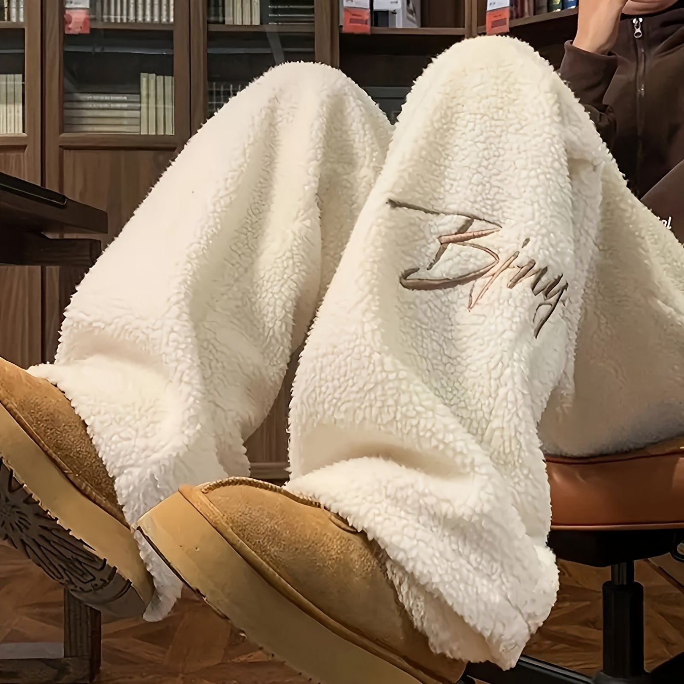 Weite Teddyfleece Hose für Damen, Plüschhose mit Stickerei, lockerer Schnitt