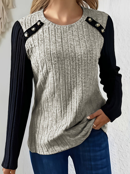 Langærmet dameshirt med rund hals, ribstrik og knapper på skuldrene