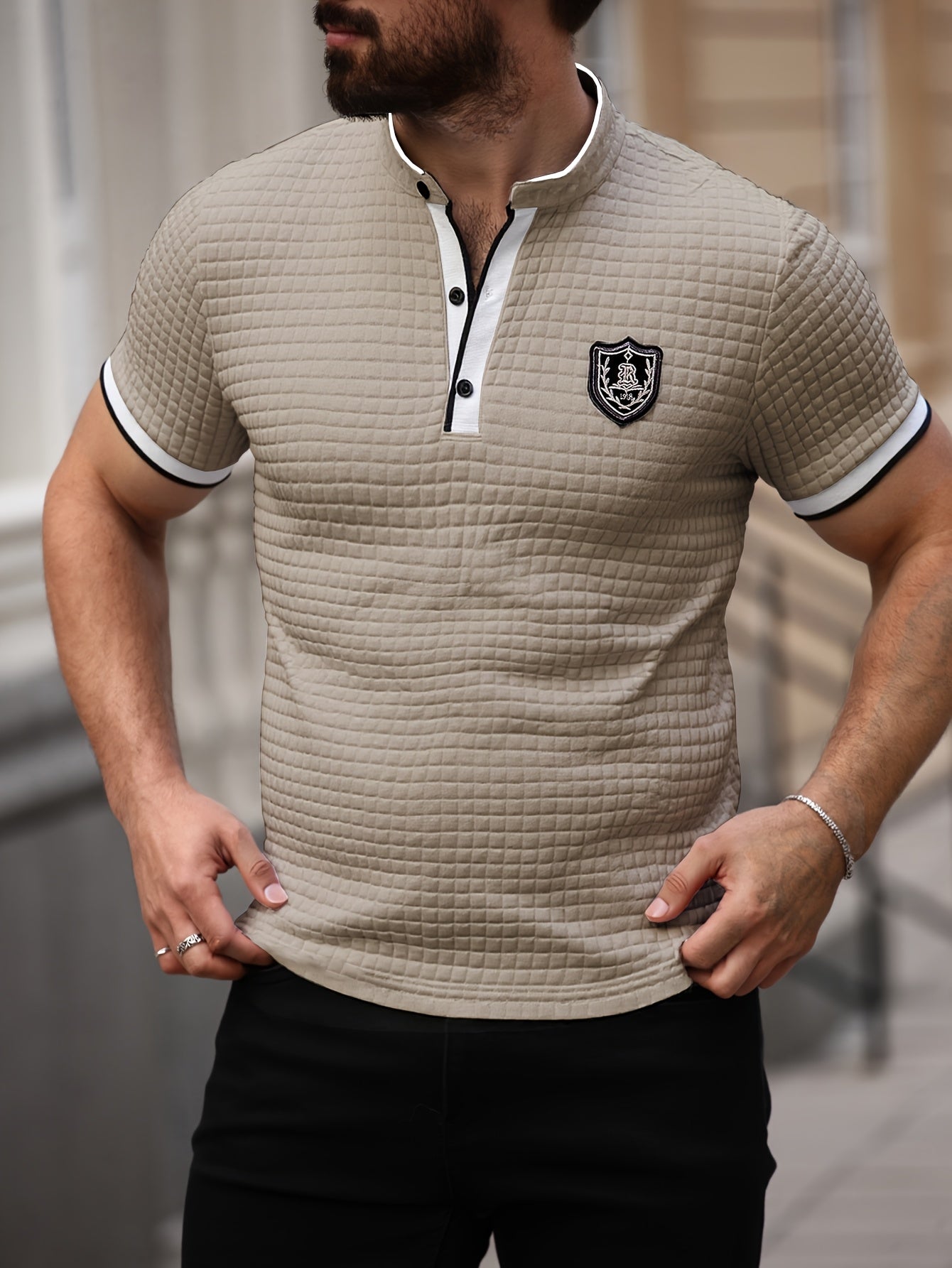 Maglietta Henley da uomo a maniche corte con collo alla coreana e stemma – Top casual moderno per tutti i giorni e uscite