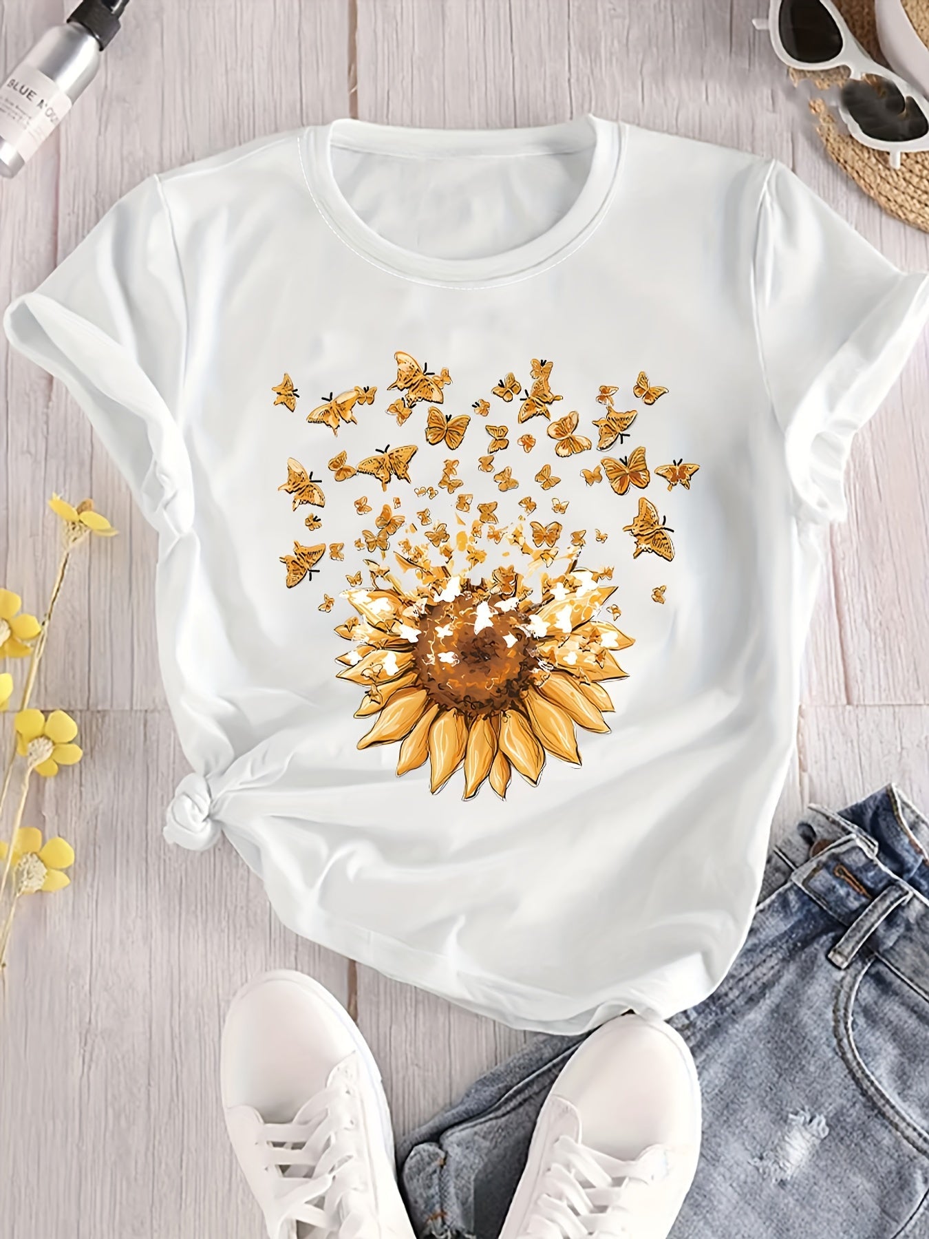Dame T-shirt med solsikke og sommerfugle – Løs fritidstrøje med sommermotiv