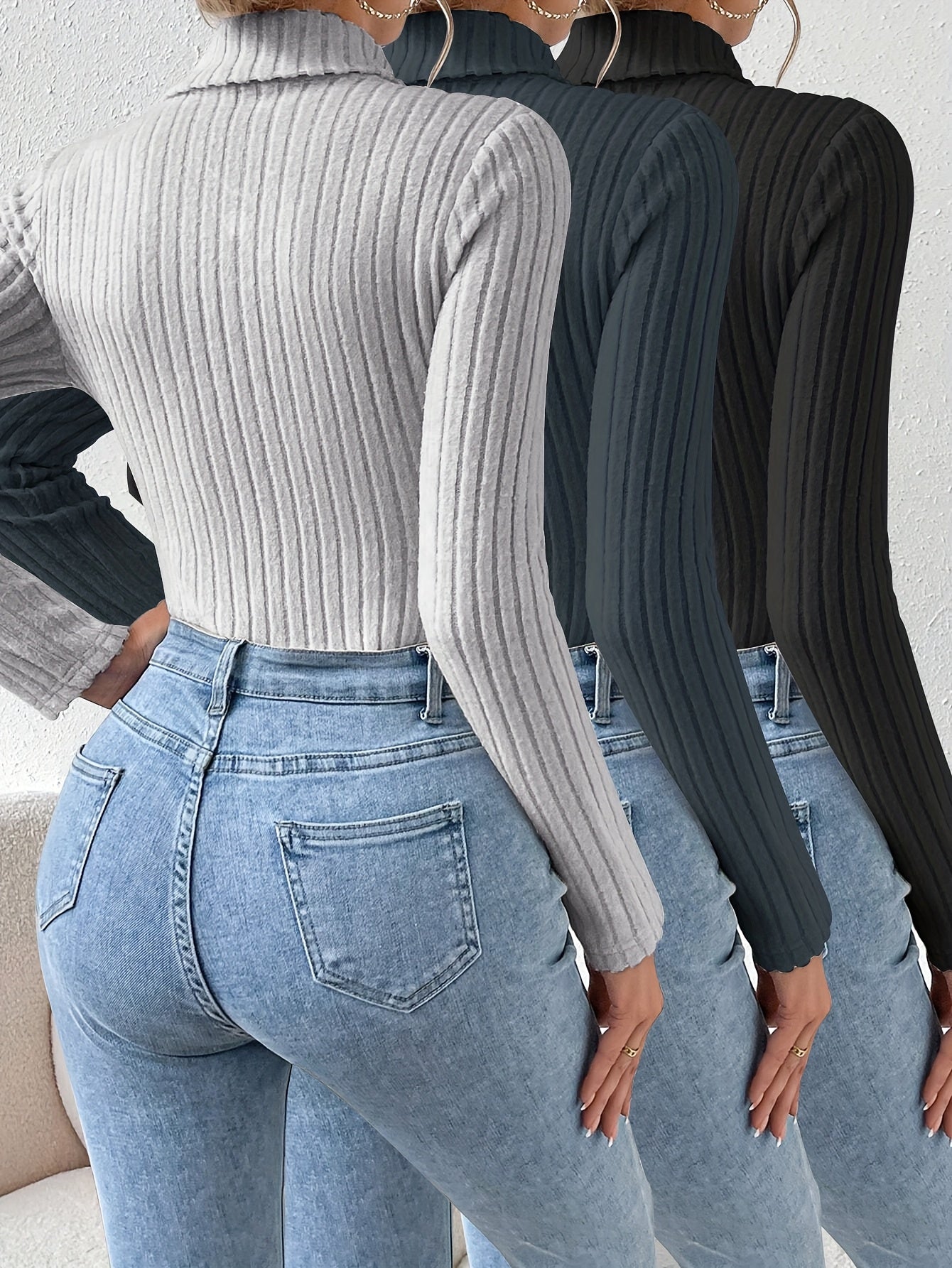 Damebody med rullekrave, ribstrik, lange ærmer og slim fit