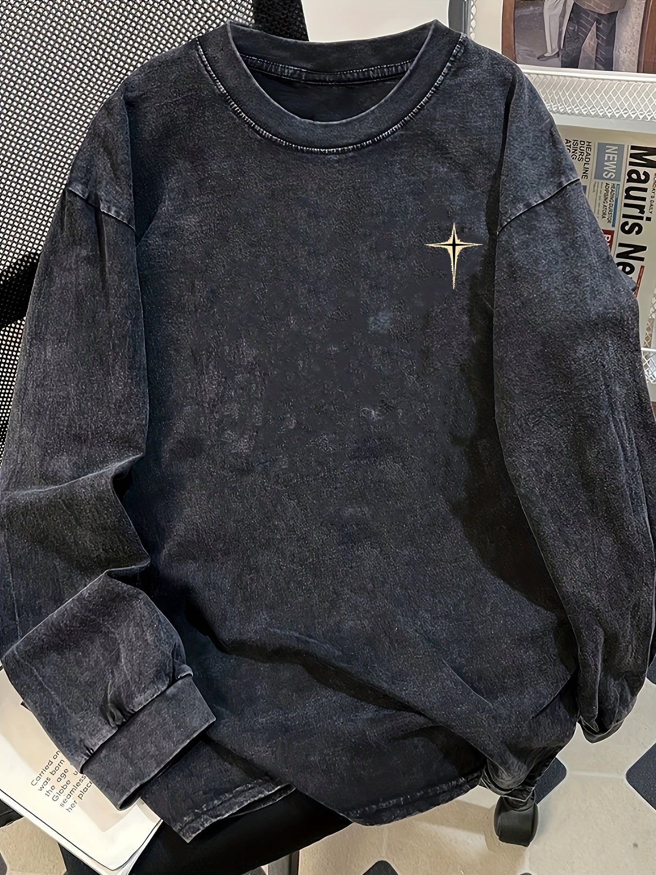 Unisex-langærmet T-shirt i sort med vasket look, stjernemotiv og oversize-pasform