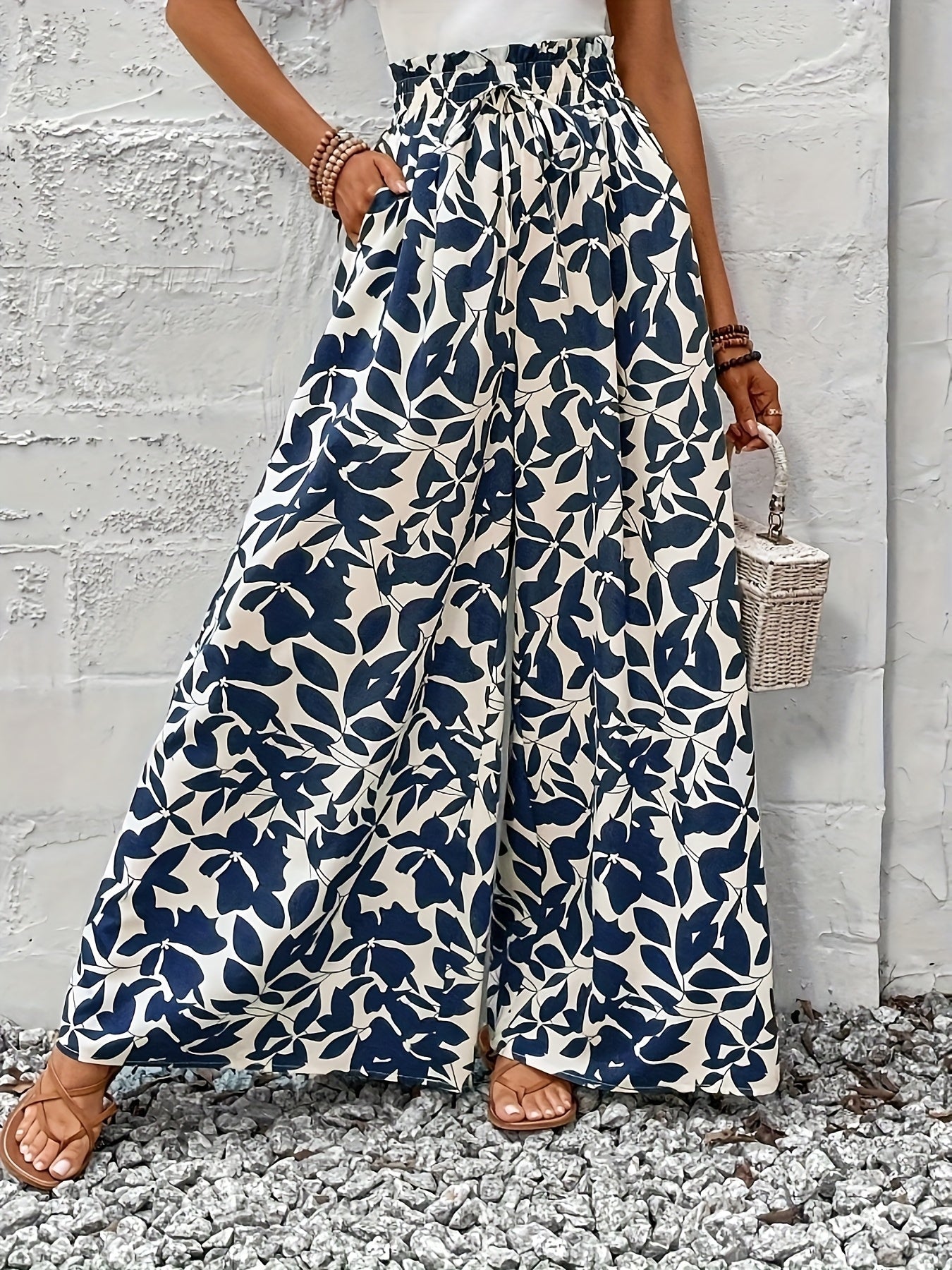 Damskie szerokie spodnie paperbag z botanicznym nadrukiem – elegancki styl boho na co dzień i na wakacje