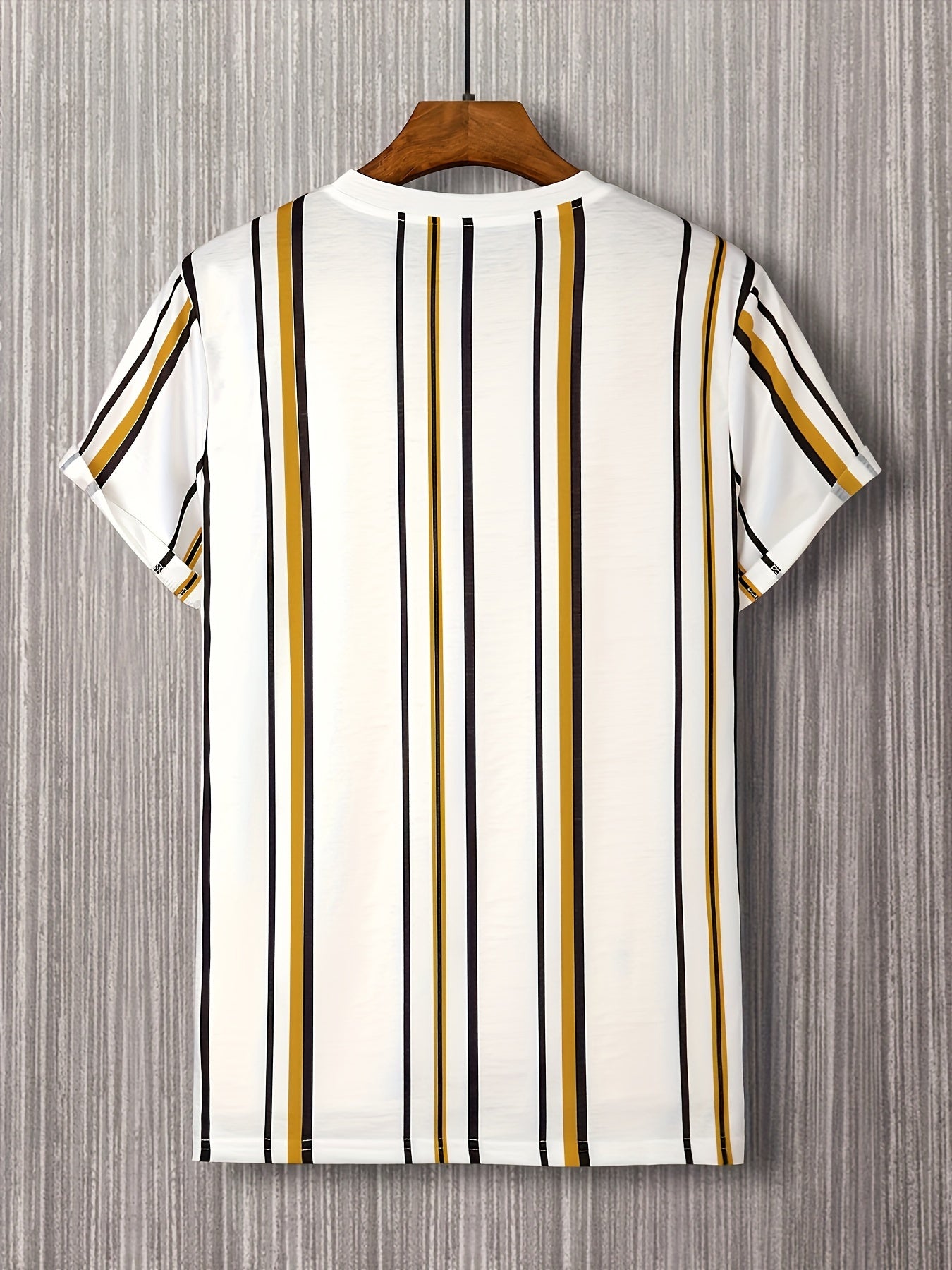 Męski T-shirt z pionowym wzorem w paski i nowoczesnym napisem – miejski casualowy styl