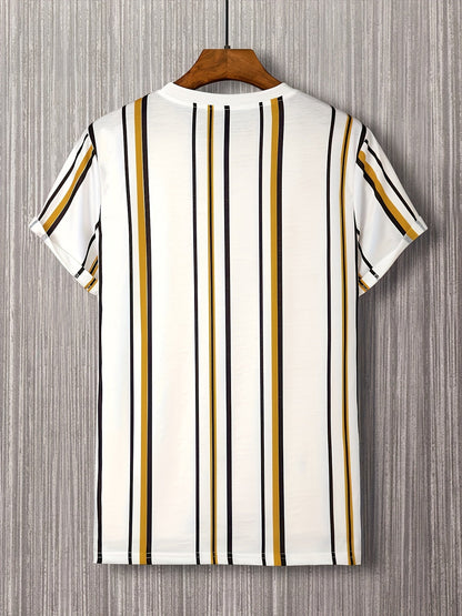 Męski T-shirt z pionowym wzorem w paski i nowoczesnym napisem – miejski casualowy styl