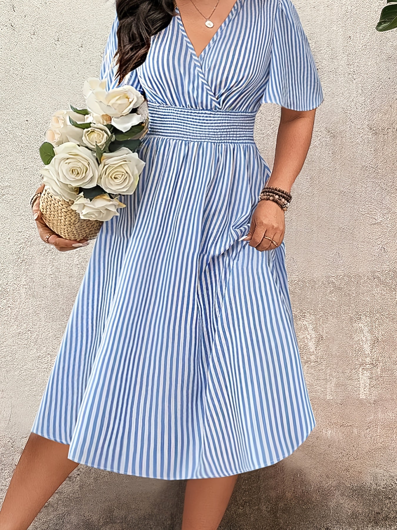 Robe midi élégante rayée pour femme avec décolleté en V et taille froncée – Parfaite pour le quotidien et les occasions spéciales