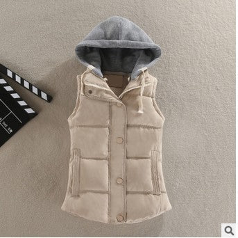 Getailleerde gewatteerde bodywarmer voor dames met capuchon en drukknoopsluiting