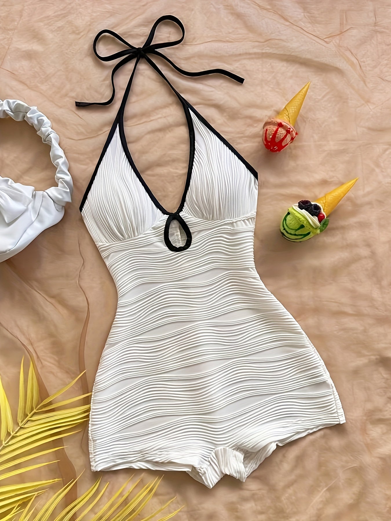 Dam baddräkt i ett stycke med vågmönster och halterneck – elegant retrostil för strand och pool