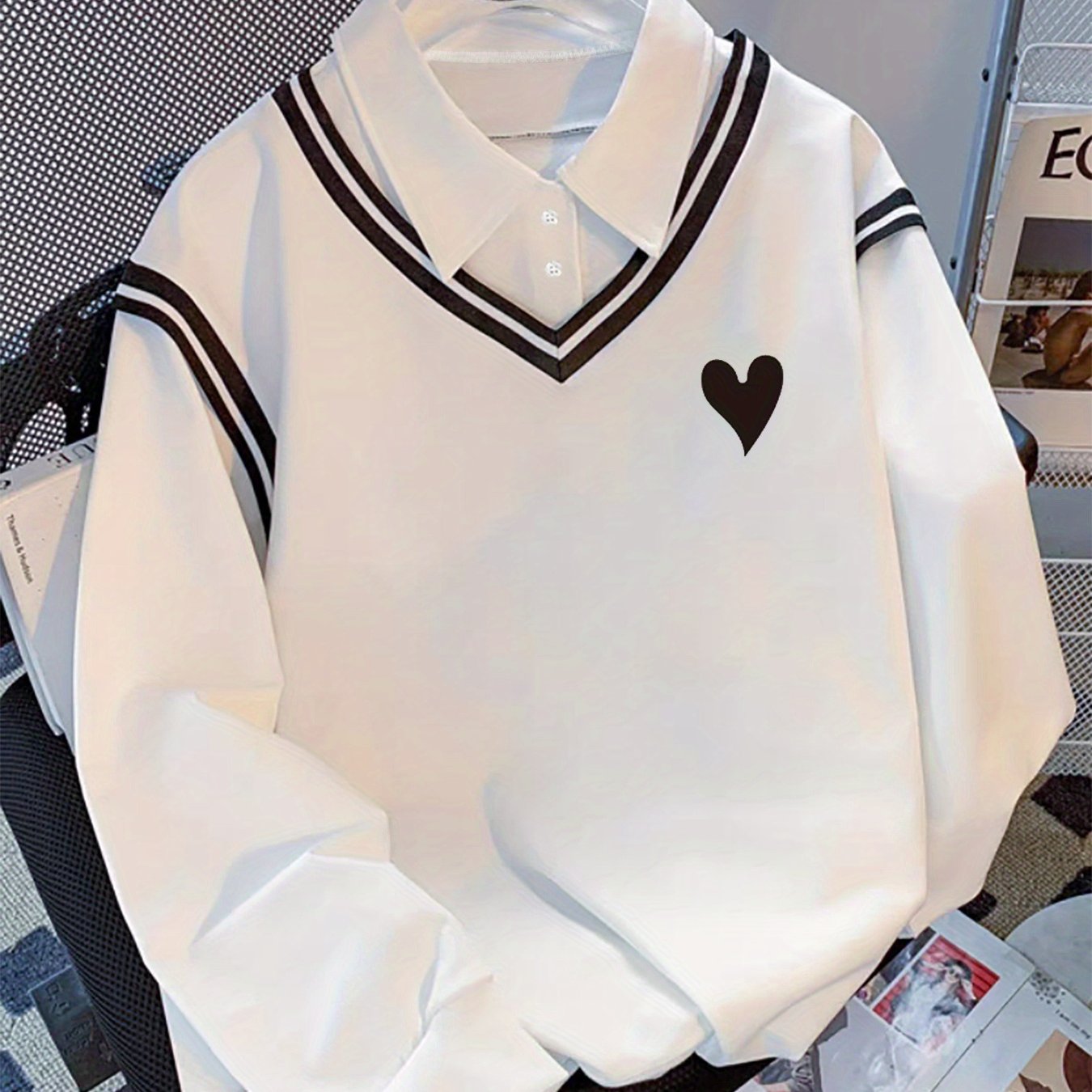 Hvid langærmet pullover med V-udskæring, striber og hjertemotiv