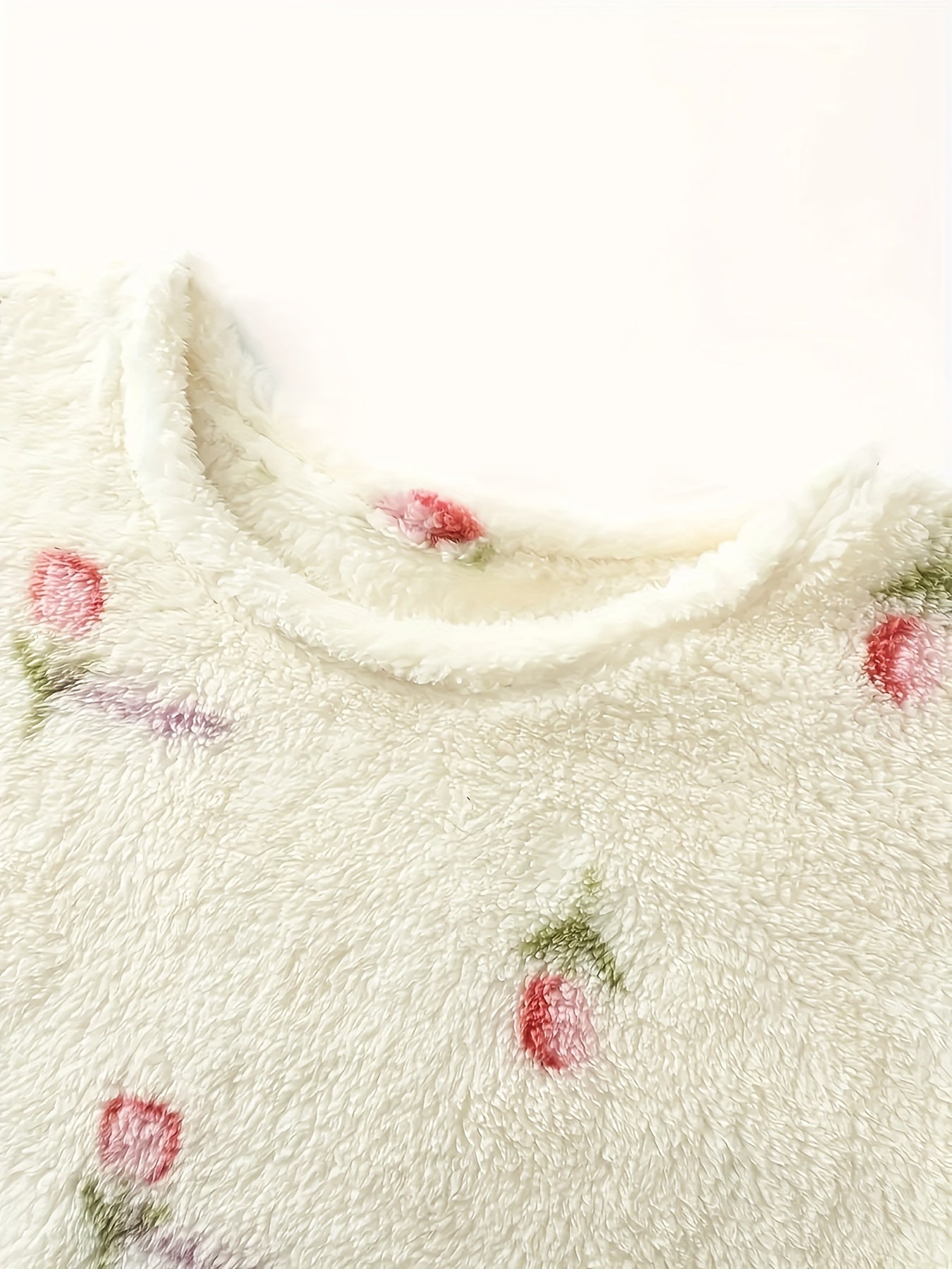 Camicia da notte da donna in peluche, a maniche lunghe, con scollo rotondo, tasche e ricami floreali