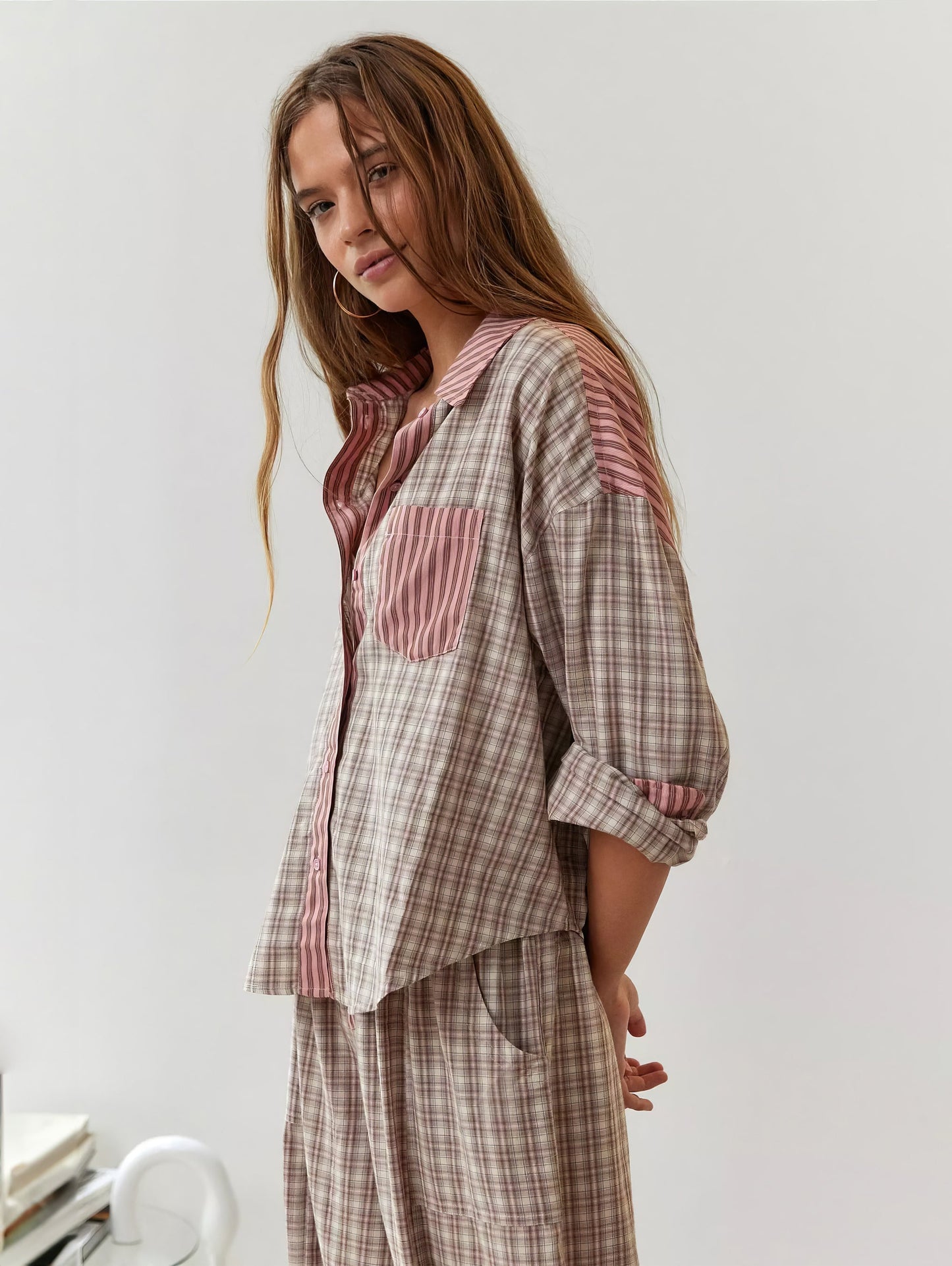 Damen Pyjama-Set im Oversize-Stil – Modernes Freizeit- und Nachtoutfit mit Karodetails