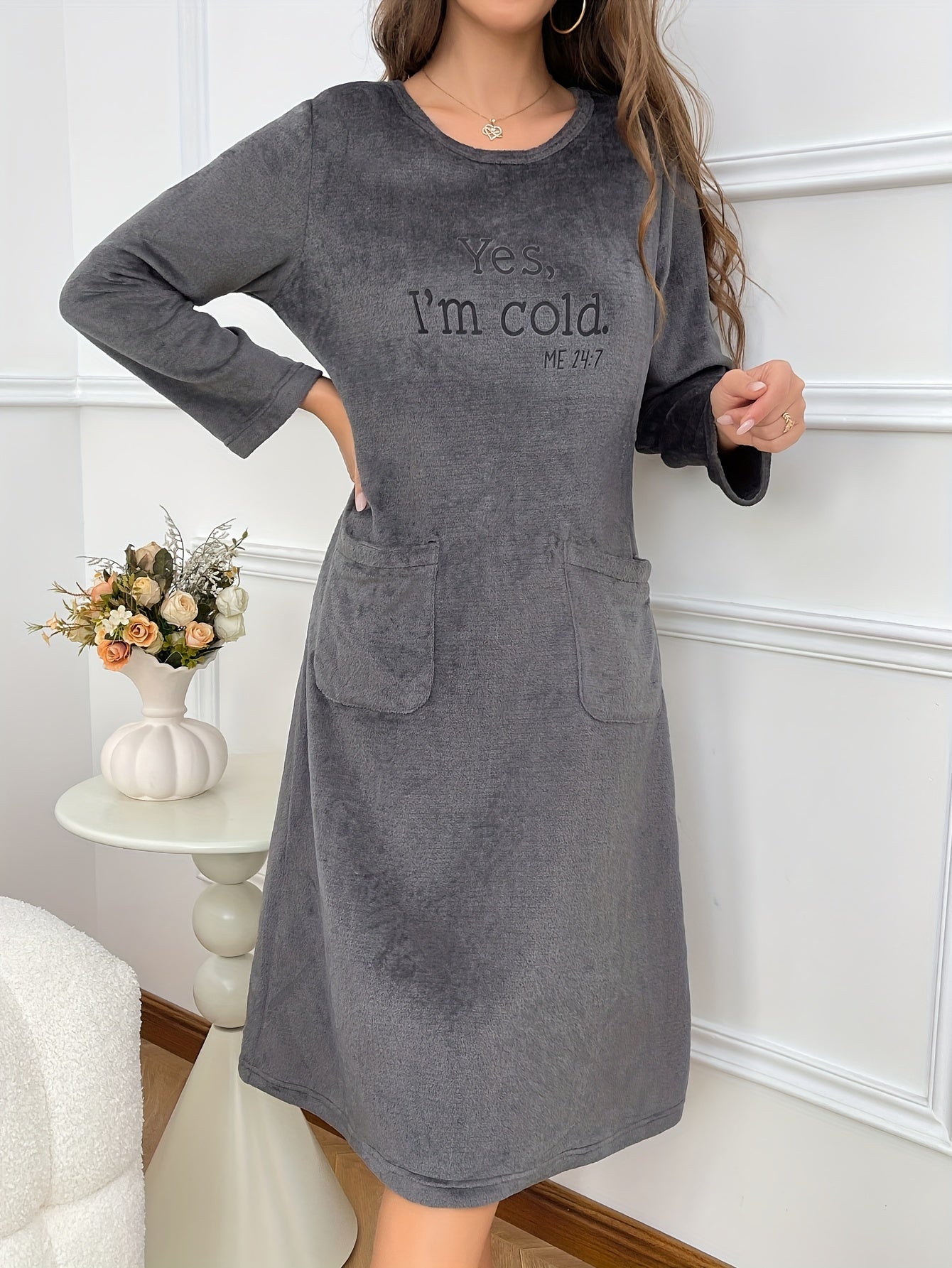 Damen Loungewear Kleid aus weichem Material mit Taschen und Stickerei