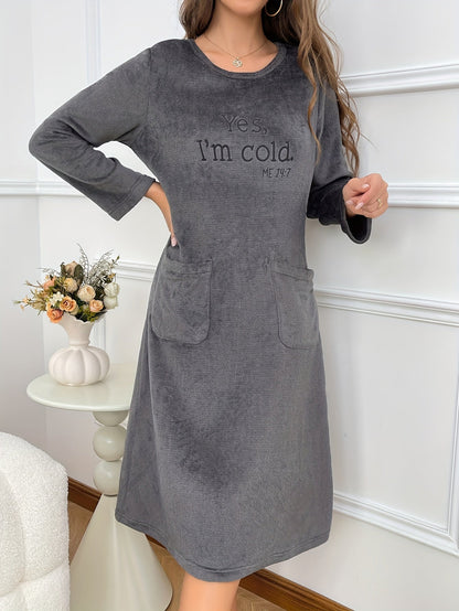 Damen Loungewear Kleid aus weichem Material mit Taschen und Stickerei