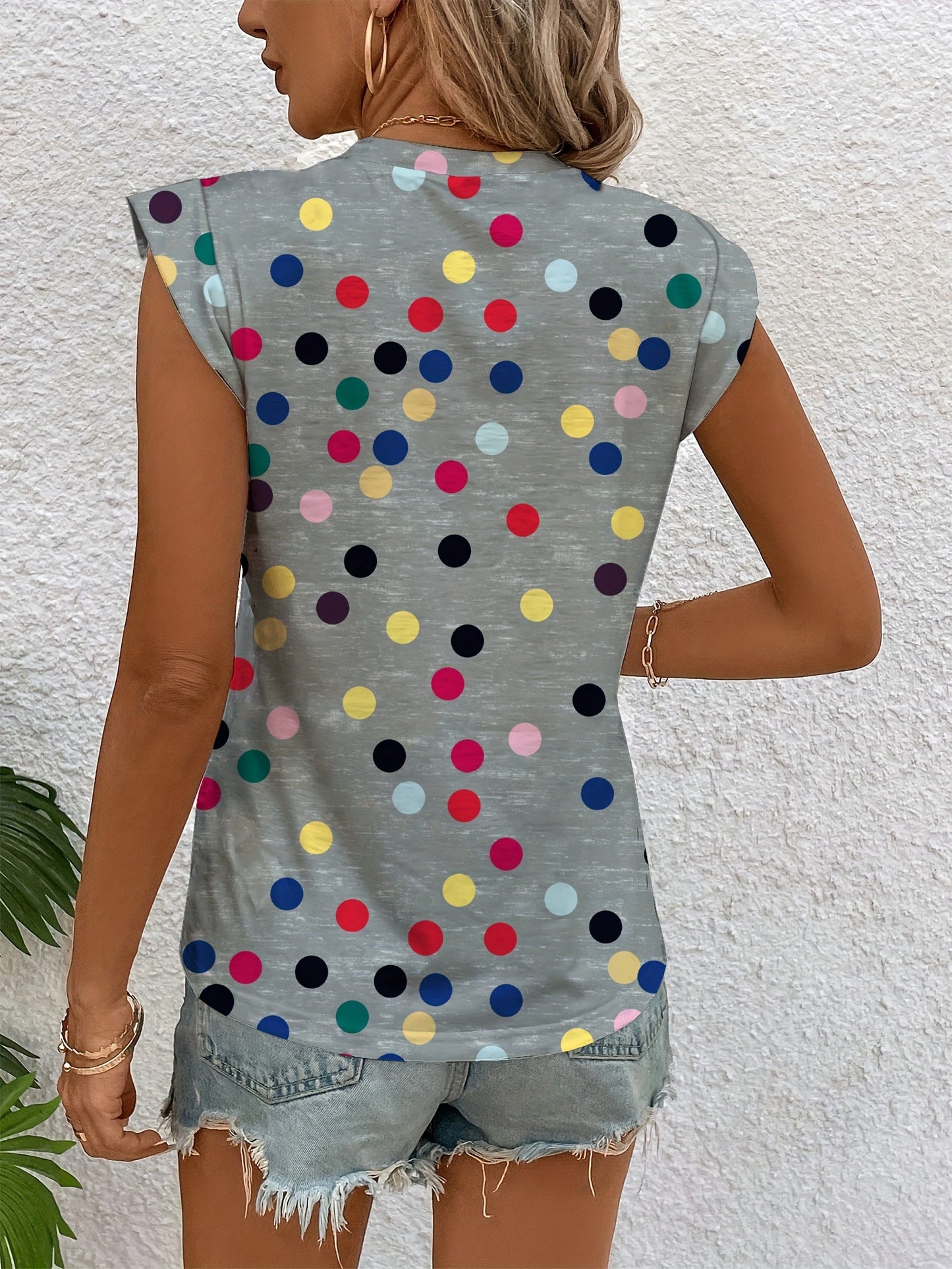 Top sin mangas de lunares para mujer en estilo casual moderno