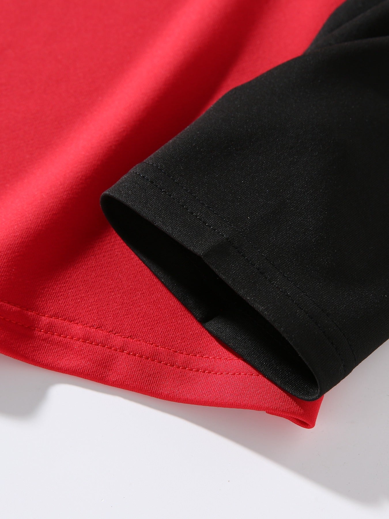 Herre-langærmet T-shirt med to-lagslook, stjerneprint og rund hals