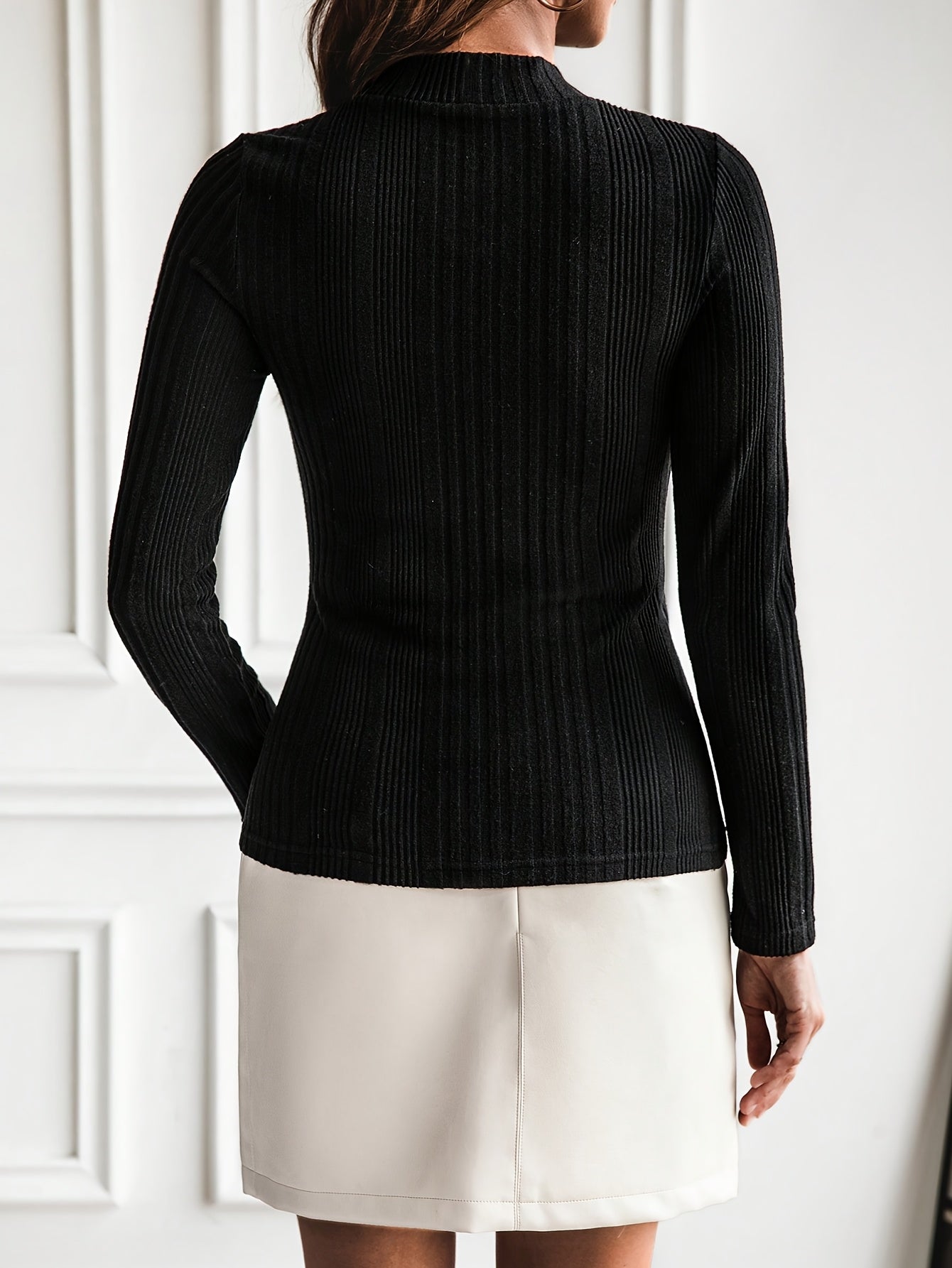 Maglione da donna in maglia a coste con collo alto, bottoni decorativi e maniche lunghe