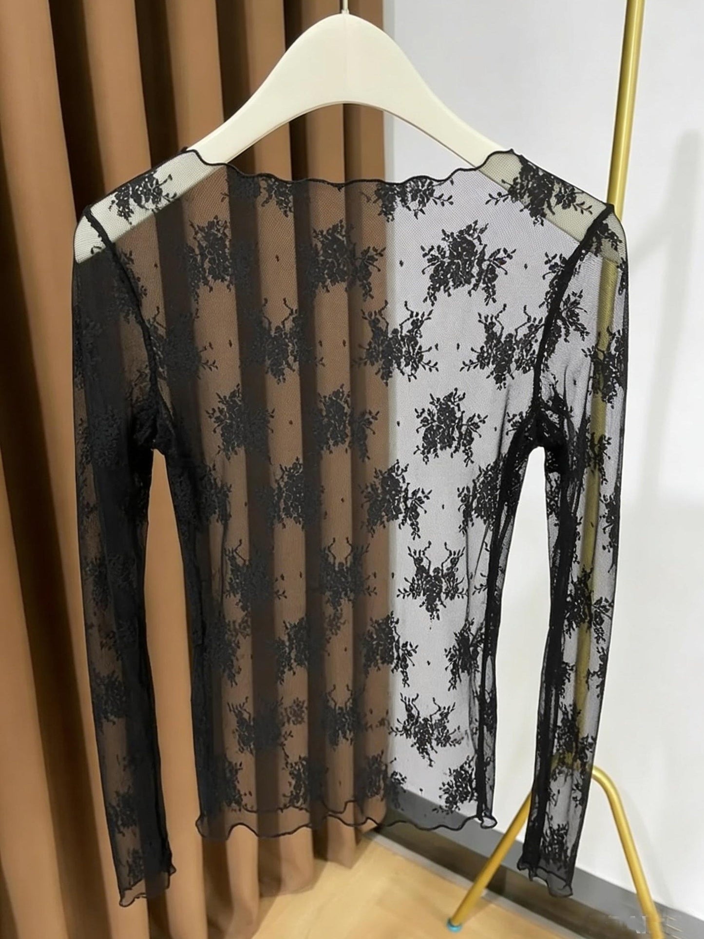 Dame langermet skjorte med blomsterbroderi og transparent design – Elegant overdel for stilfulle antrekk