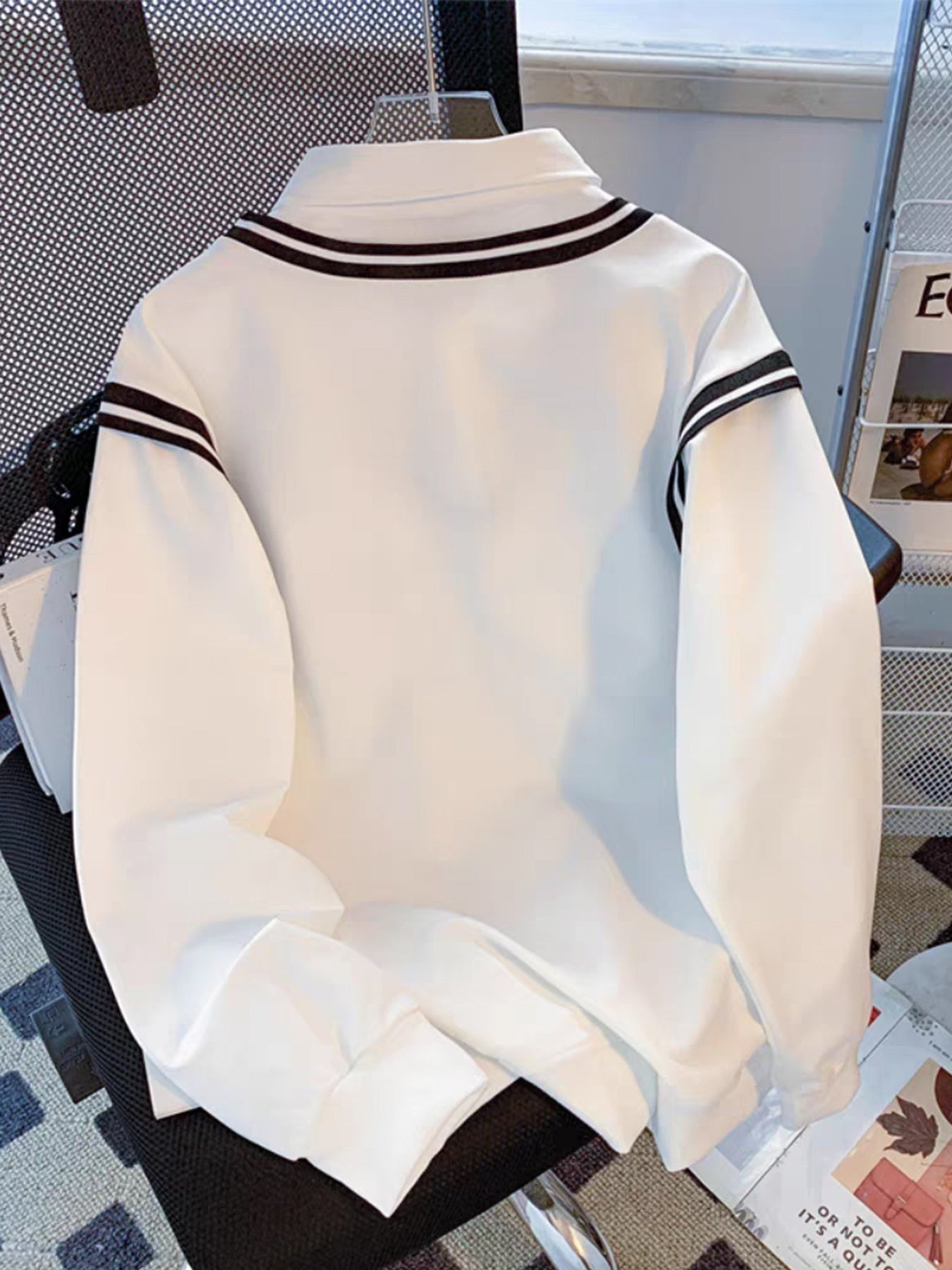 Hvid langærmet pullover med V-udskæring, striber og hjertemotiv