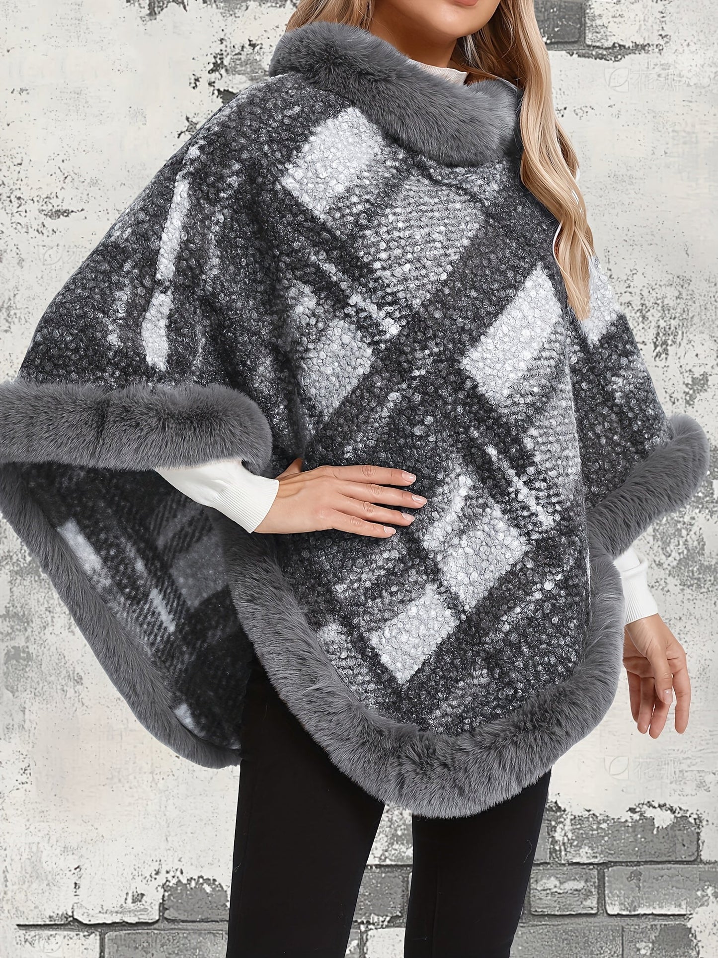 Damen Poncho mit Fellimitatbesatz, kariert, in Brauntönen oder Grau