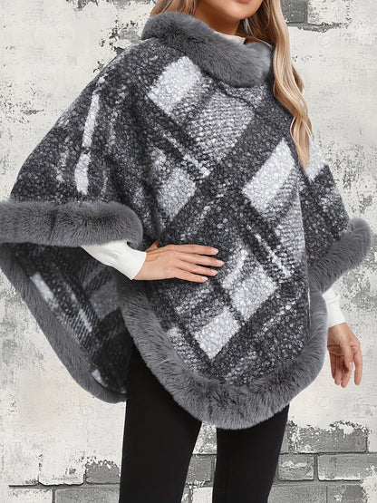 Damen Poncho mit Fellimitatbesatz, kariert, in Brauntönen oder Grau