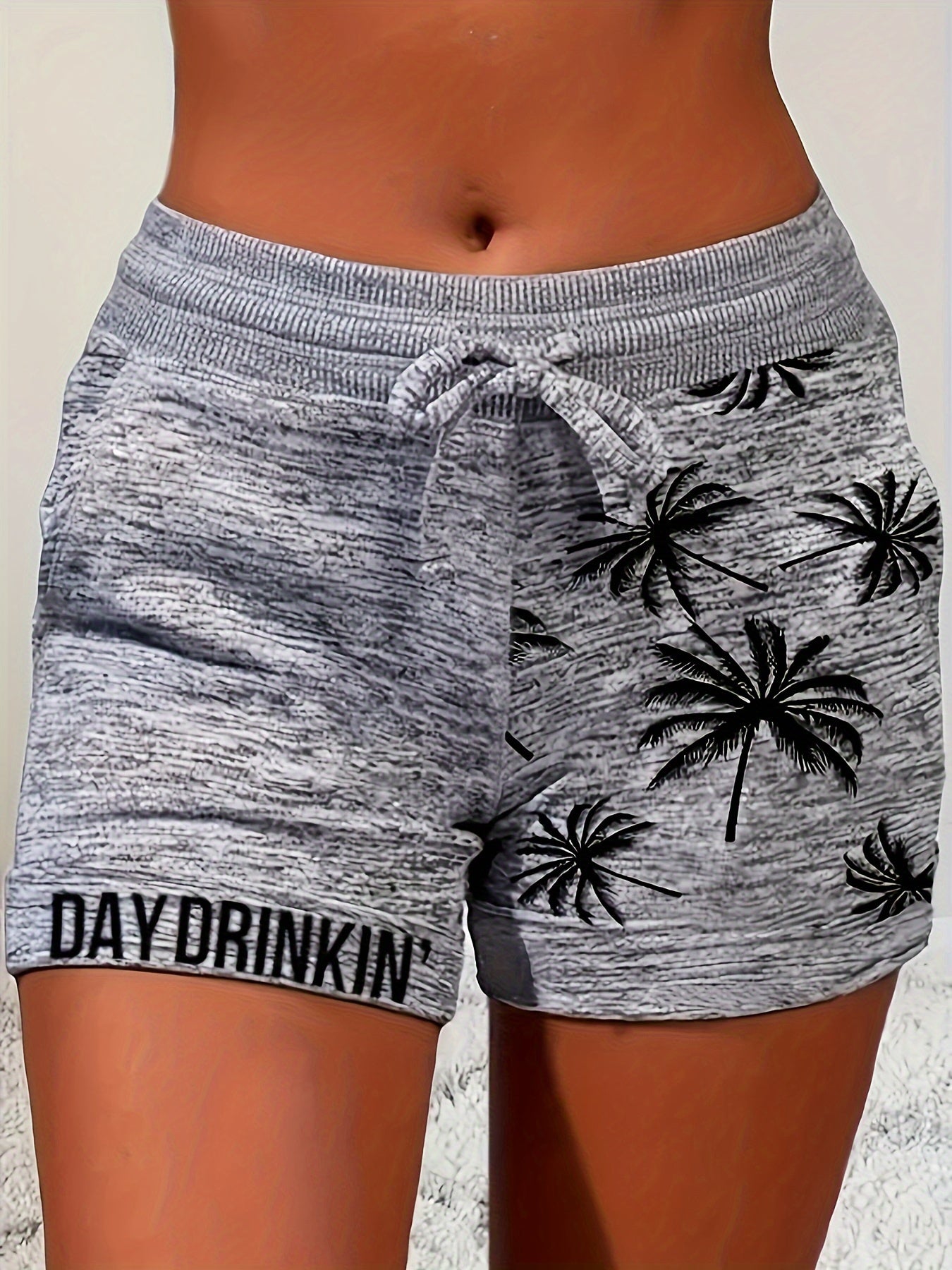 Dame fritidsshorts med palmemønster og «Day Drinkin'»-tekst – Perfekt for ferie og sommer