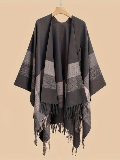 Poncho capa de mujer con flecos y frente abierto