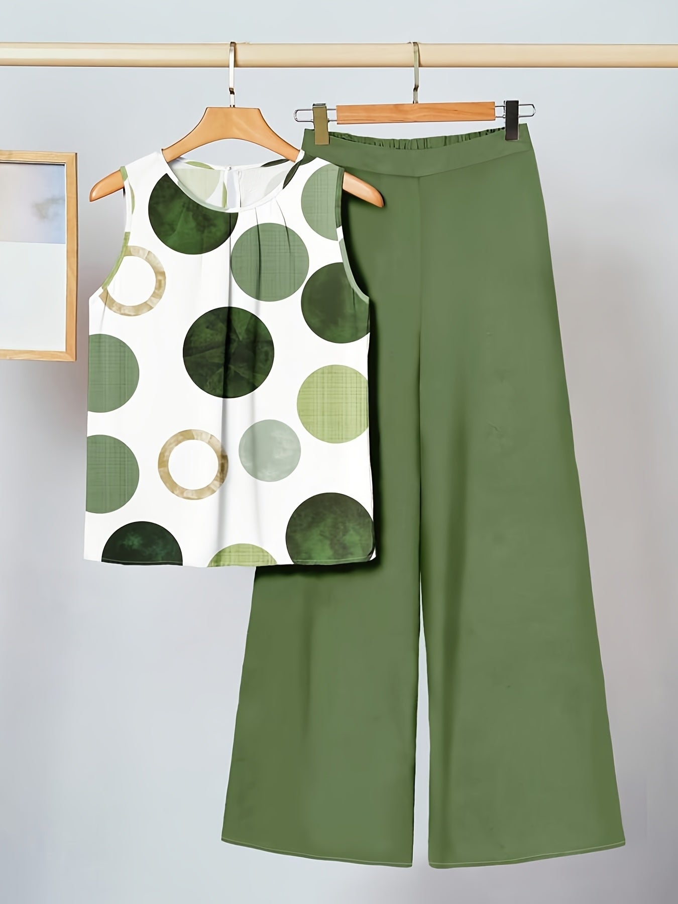 Damski komplet dwuczęściowy – bezrękawnik w kropki i szerokie spodnie – modny casualowy look